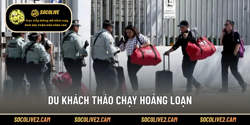 Du khách tháo chạy hoảng loạn